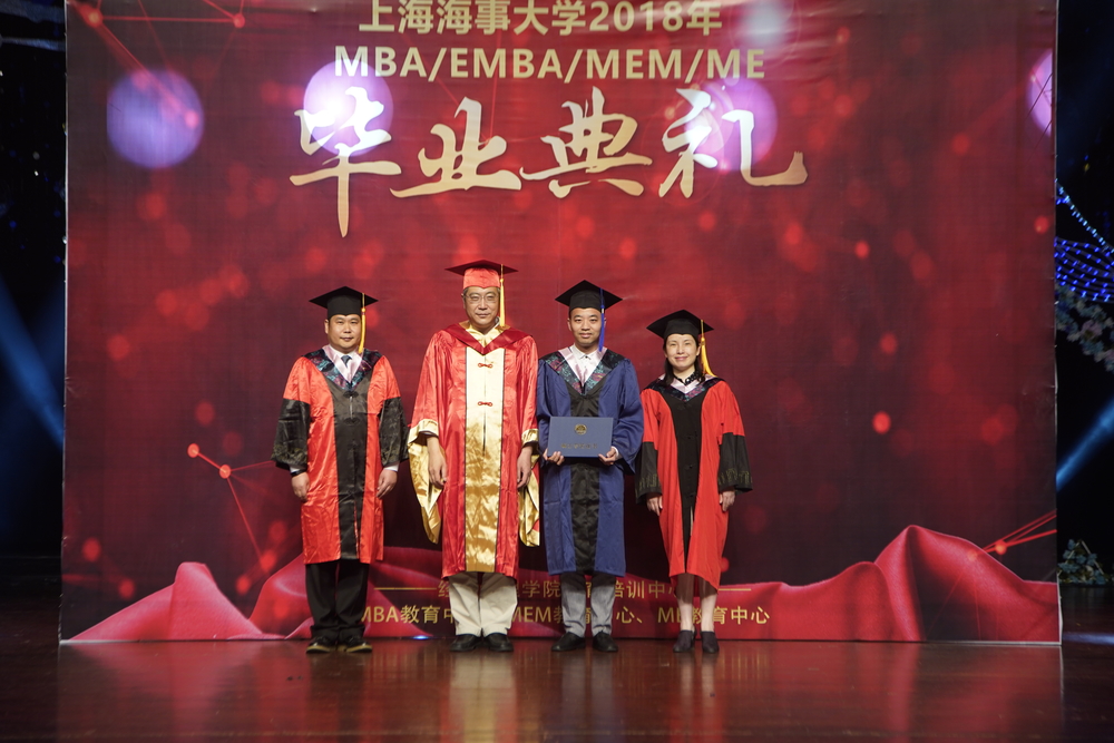 杨万枫副校长为毕业生颁发学位证书